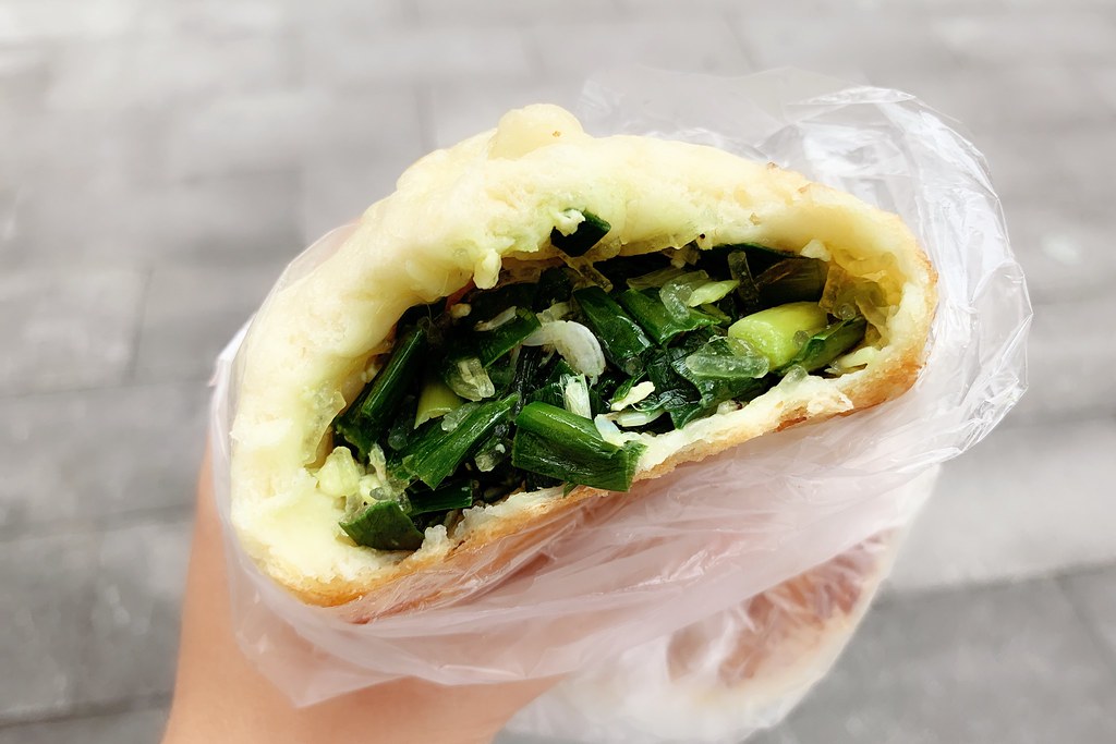 台北萬華｜張記韭菜水煎包，平凡卻不平凡的韭菜水煎包，西門町小吃美食推薦 @飛天璇的口袋