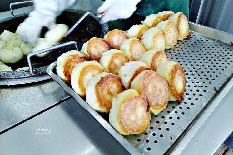 台北萬華｜張記韭菜水煎包，平凡卻不平凡的韭菜水煎包，西門町小吃美食推薦 @飛天璇的口袋