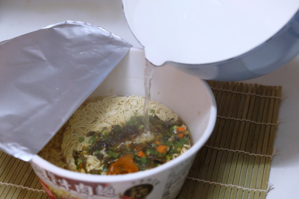 台酒花雕酸菜牛肉麵：PTT鄉民狂推台灣泡麵霸主！ @飛天璇的口袋