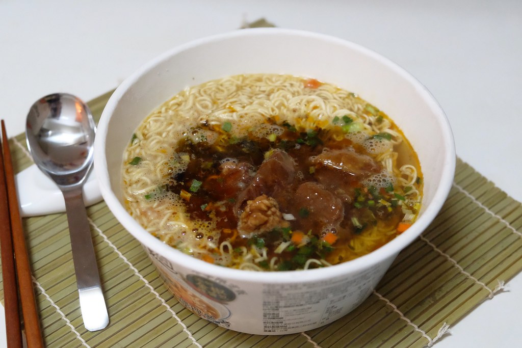 台酒花雕酸菜牛肉麵：PTT鄉民狂推台灣泡麵霸主！ @飛天璇的口袋