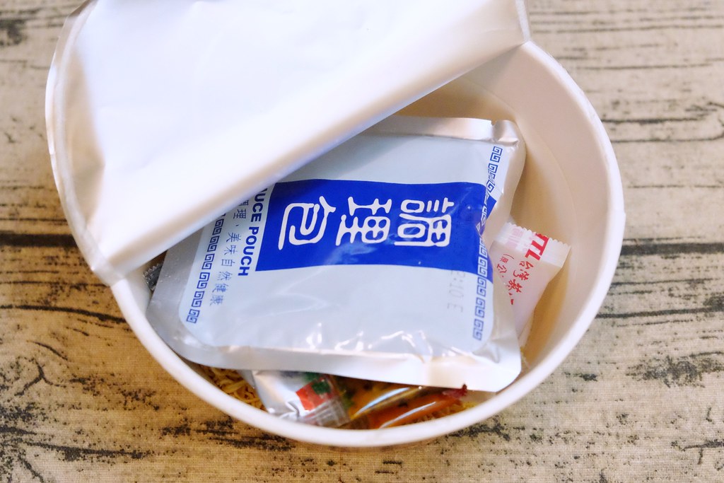 台酒花雕酸菜牛肉麵：PTT鄉民狂推台灣泡麵霸主！ @飛天璇的口袋