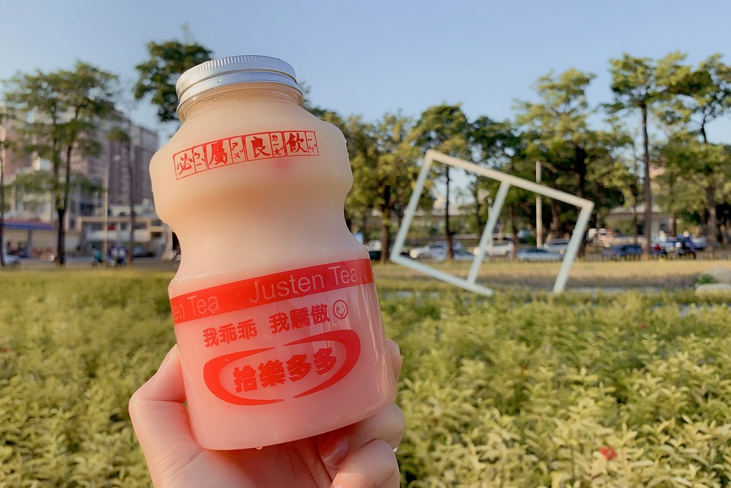 台中珍奶節第一名~拾覺輕飲：台中獨特飲品店，多多登大人新上市，每日限量100瓶！ @飛天璇的口袋