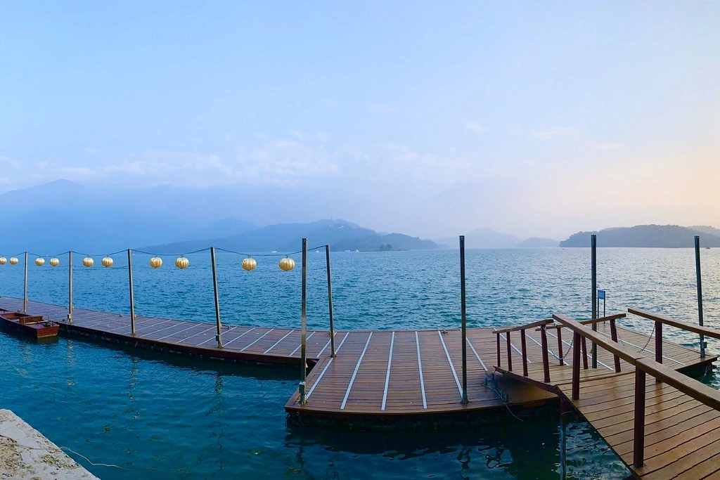 南投埔里｜土角厝水上庭園餐廳．自然景觀桃米村水上餐廳，旋轉餐廳品嚐親家母料理 @飛天璇的口袋