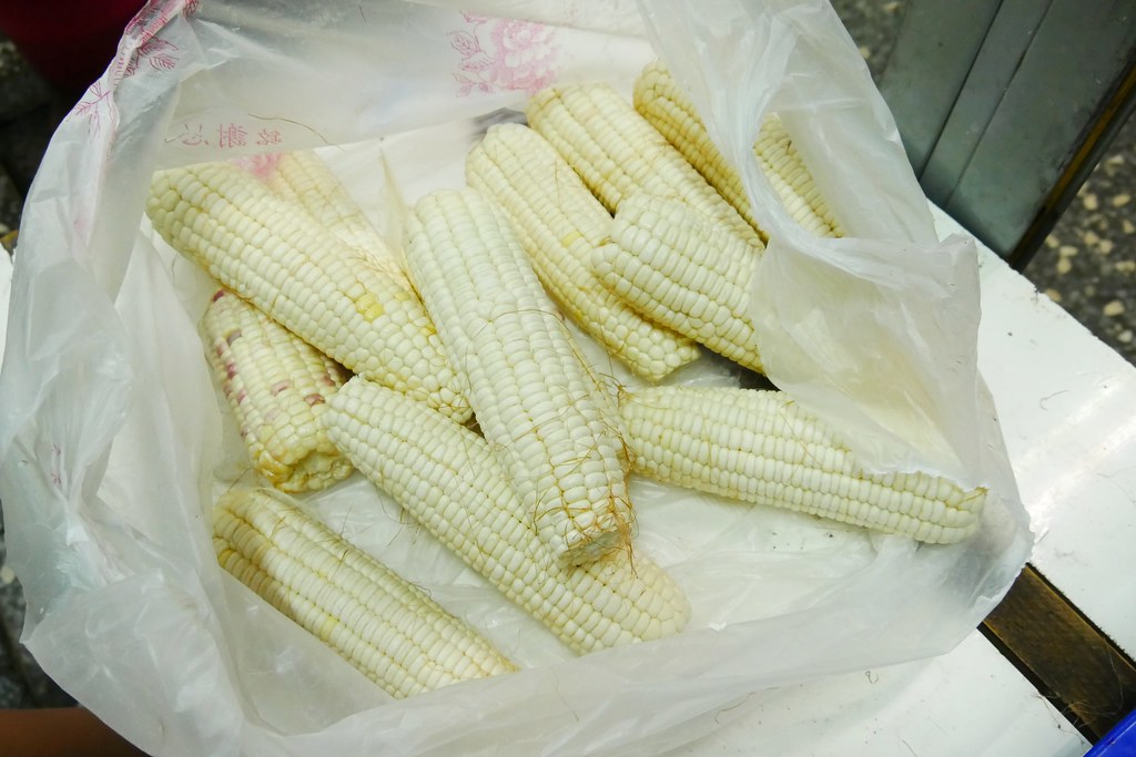 嘉義東區｜阿婆烤玉米，Google評價4.5顆星阿婆烤玉米，文化路夜市周邊超人氣美食 @飛天璇的口袋