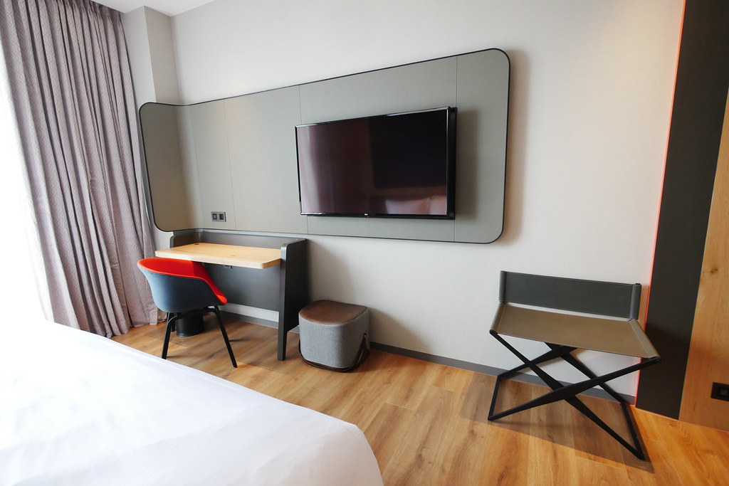 【嘉義西區】嘉義智選假日酒店 Holiday Inn Express：嘉義火車站步行5分鐘，房間簡約裝潢有質感 @飛天璇的口袋