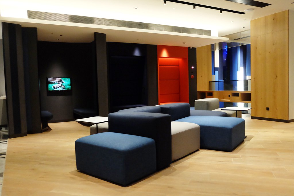 【嘉義西區】嘉義智選假日酒店 Holiday Inn Express：嘉義火車站步行5分鐘，房間簡約裝潢有質感 @飛天璇的口袋