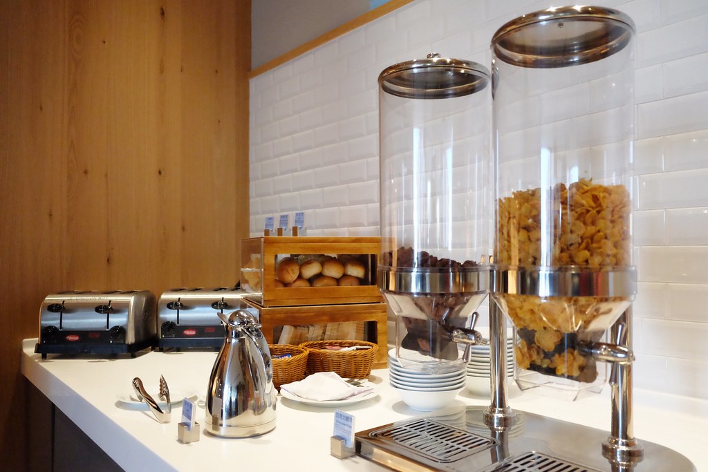 【嘉義西區】嘉義智選假日酒店 Holiday Inn Express：嘉義火車站步行5分鐘，房間簡約裝潢有質感 @飛天璇的口袋