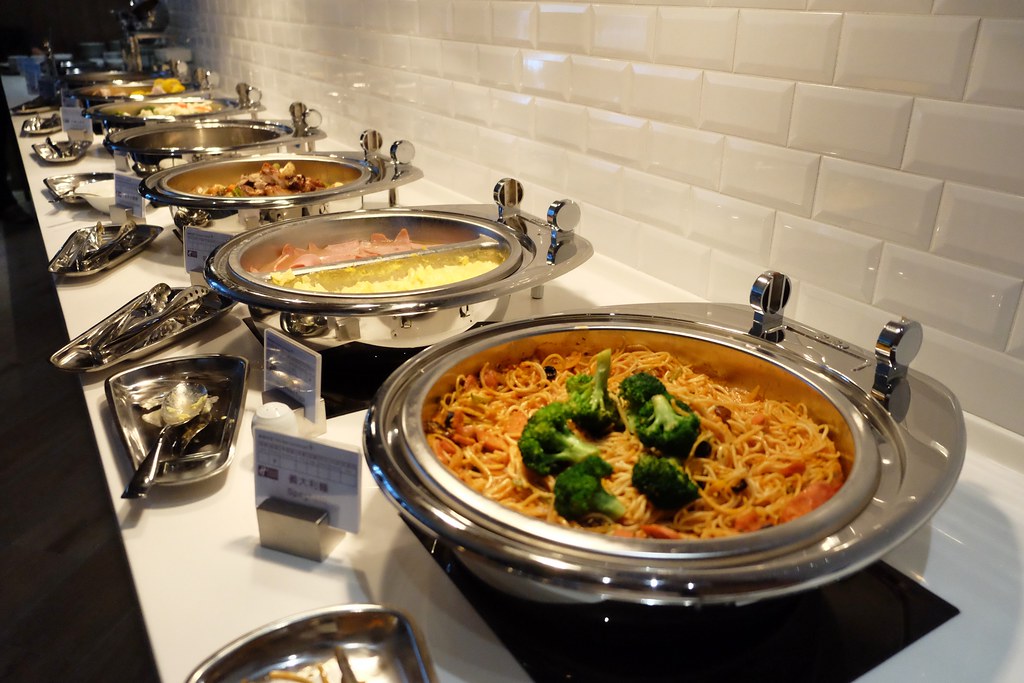 【嘉義西區】嘉義智選假日酒店 Holiday Inn Express：嘉義火車站步行5分鐘，房間簡約裝潢有質感 @飛天璇的口袋