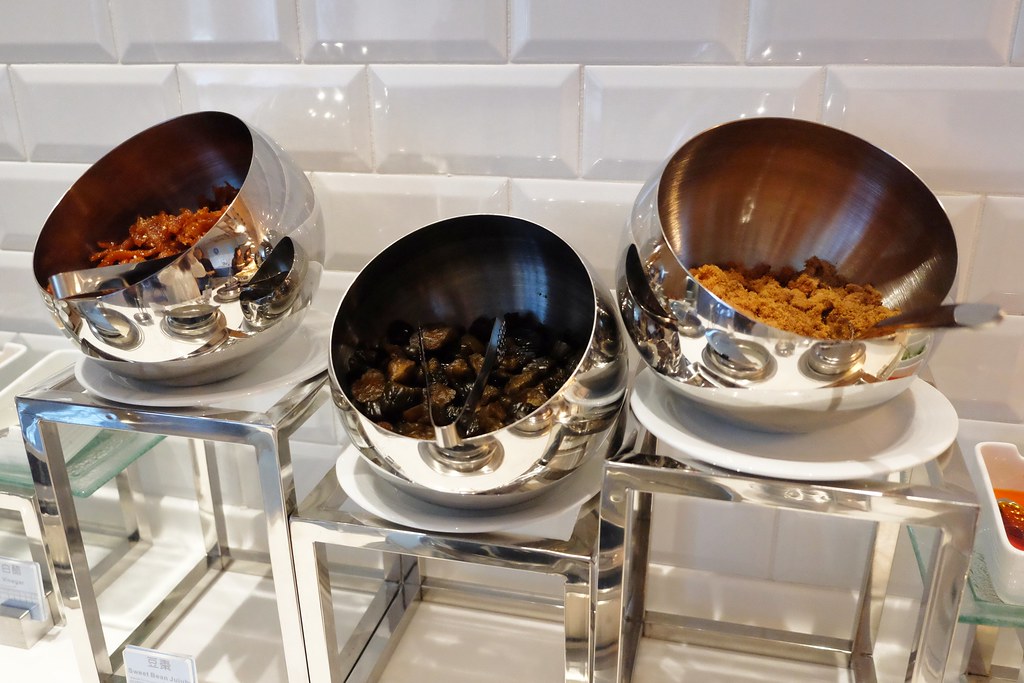 【嘉義西區】嘉義智選假日酒店 Holiday Inn Express：嘉義火車站步行5分鐘，房間簡約裝潢有質感 @飛天璇的口袋