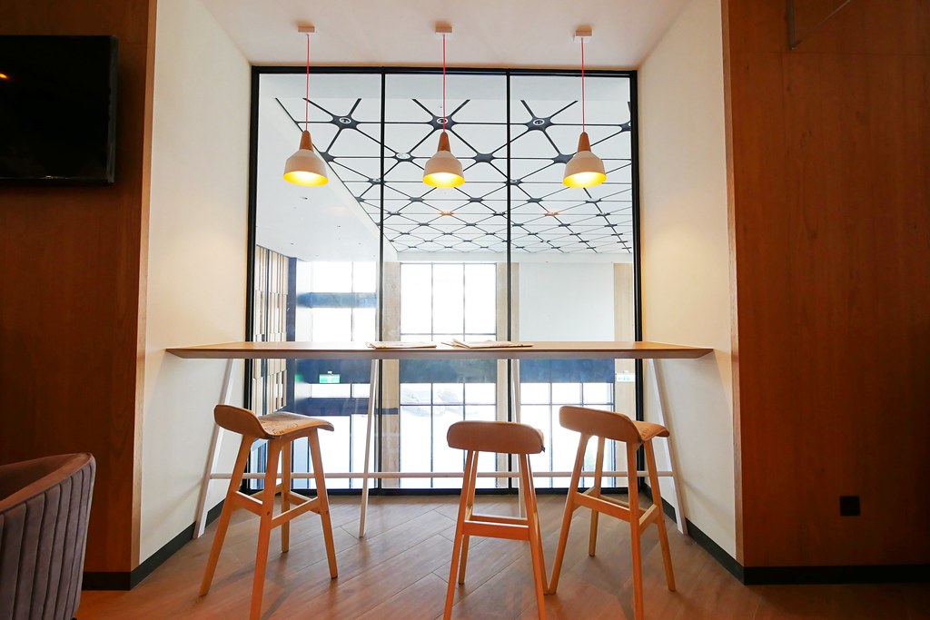 【嘉義西區】嘉義智選假日酒店 Holiday Inn Express：嘉義火車站步行5分鐘，房間簡約裝潢有質感 @飛天璇的口袋