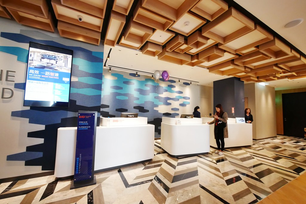 【嘉義西區】嘉義智選假日酒店 Holiday Inn Express：嘉義火車站步行5分鐘，房間簡約裝潢有質感 @飛天璇的口袋