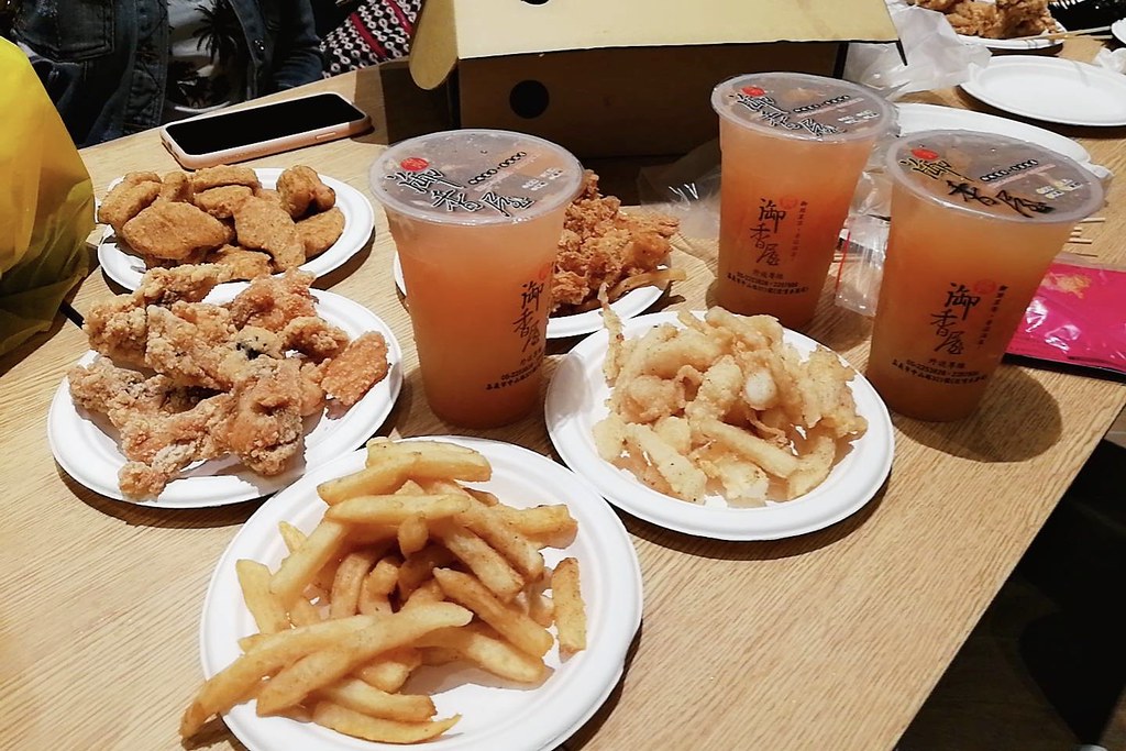 【嘉義西區】嘉義智選假日酒店 Holiday Inn Express：嘉義火車站步行5分鐘，房間簡約裝潢有質感 @飛天璇的口袋