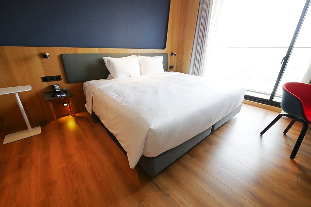 【嘉義西區】嘉義智選假日酒店 Holiday Inn Express：嘉義火車站步行5分鐘，房間簡約裝潢有質感 @飛天璇的口袋