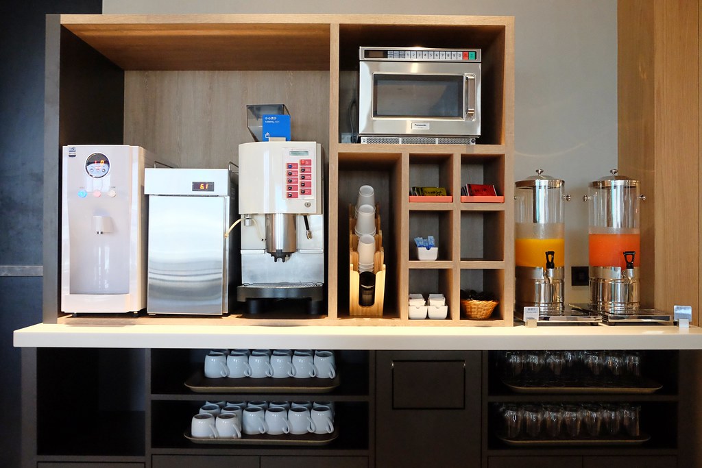 【嘉義西區】嘉義智選假日酒店 Holiday Inn Express：嘉義火車站步行5分鐘，房間簡約裝潢有質感 @飛天璇的口袋