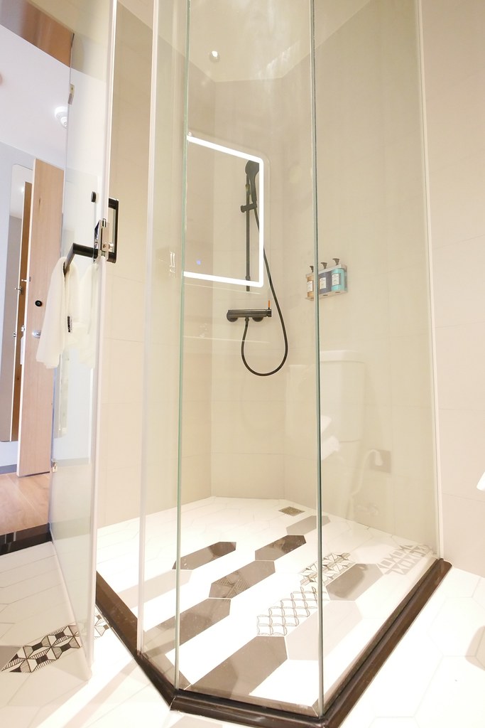 【嘉義西區】嘉義智選假日酒店 Holiday Inn Express：嘉義火車站步行5分鐘，房間簡約裝潢有質感 @飛天璇的口袋