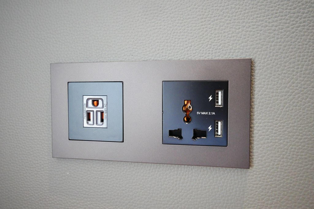 【嘉義西區】嘉義智選假日酒店 Holiday Inn Express：嘉義火車站步行5分鐘，房間簡約裝潢有質感 @飛天璇的口袋