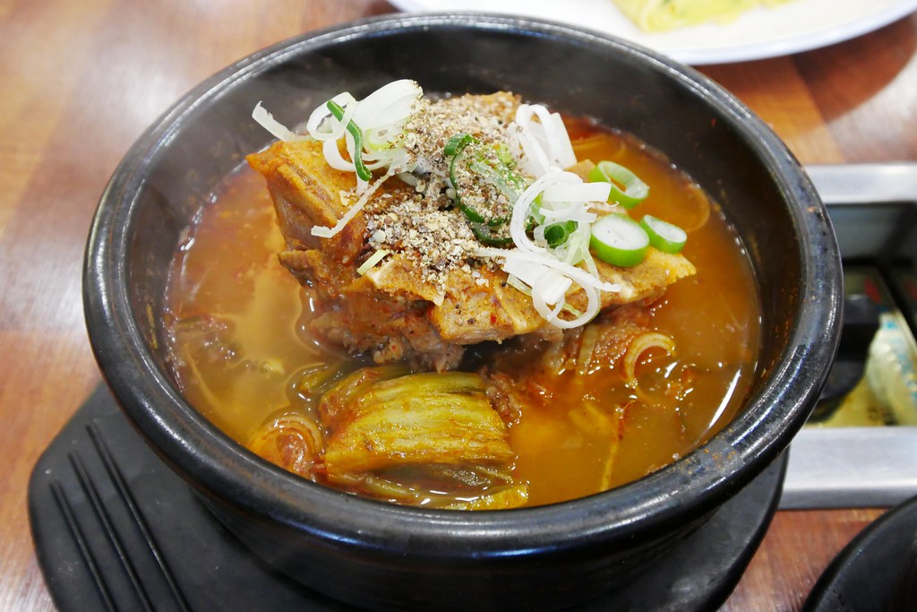 韓國首爾｜元堂馬鈴薯排骨湯 One Dong．明洞24小時營業美食餐廳，一個人也可以吃馬鈴薯鍋 @飛天璇的口袋