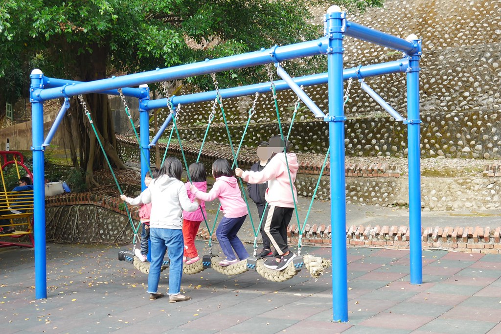 百果山溜滑梯：全台最長的溜滑梯，沙畫、釣魚、旋轉木馬、摩天輪，小孩子的天堂啊！ @飛天璇的口袋