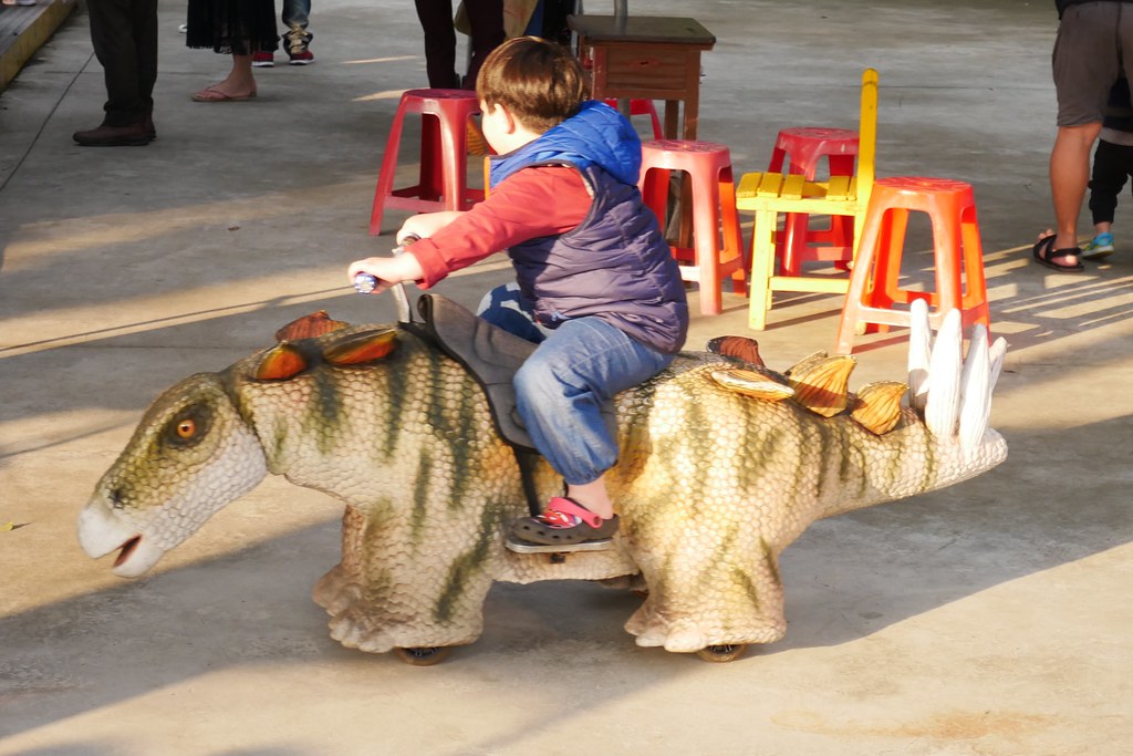 百果山溜滑梯：全台最長的溜滑梯，沙畫、釣魚、旋轉木馬、摩天輪，小孩子的天堂啊！ @飛天璇的口袋
