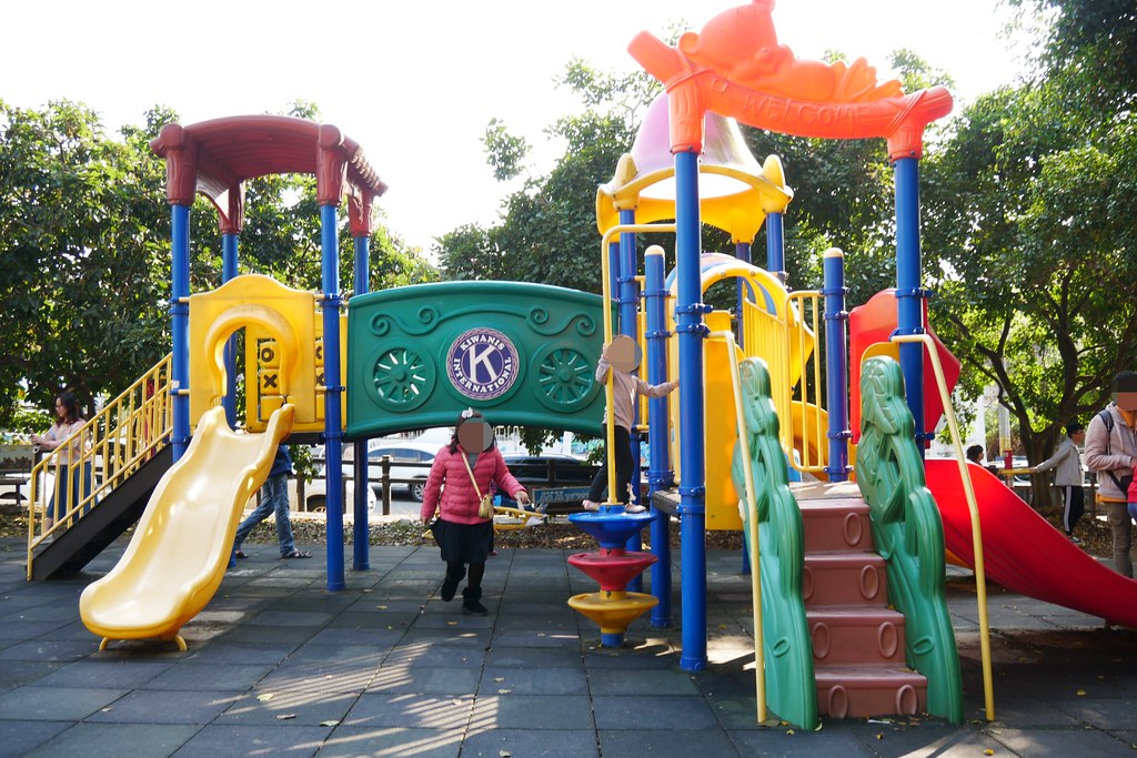 百果山溜滑梯：全台最長的溜滑梯，沙畫、釣魚、旋轉木馬、摩天輪，小孩子的天堂啊！ @飛天璇的口袋