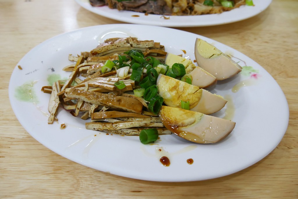 台中北屯｜小林牛肉麵．北平路20年老字號牛肉麵，招牌龍虎麵有獅子頭 @飛天璇的口袋