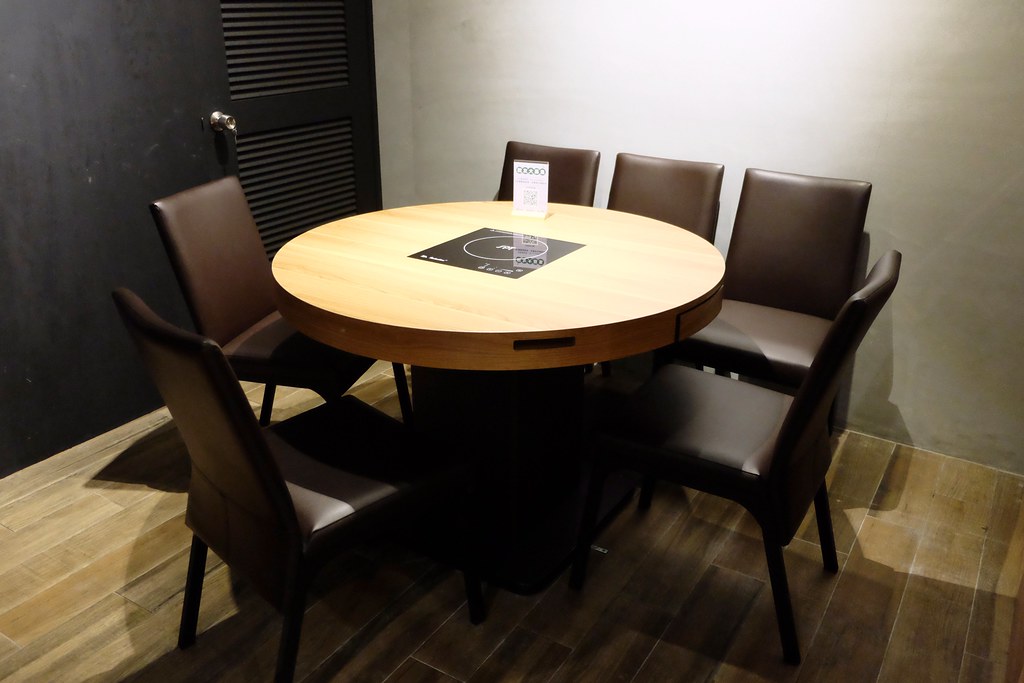 戰鼓火鍋：整尾鱸魚、燉牛骨放鍋底~創新7種湯頭讓人耳目一新！ @飛天璇的口袋