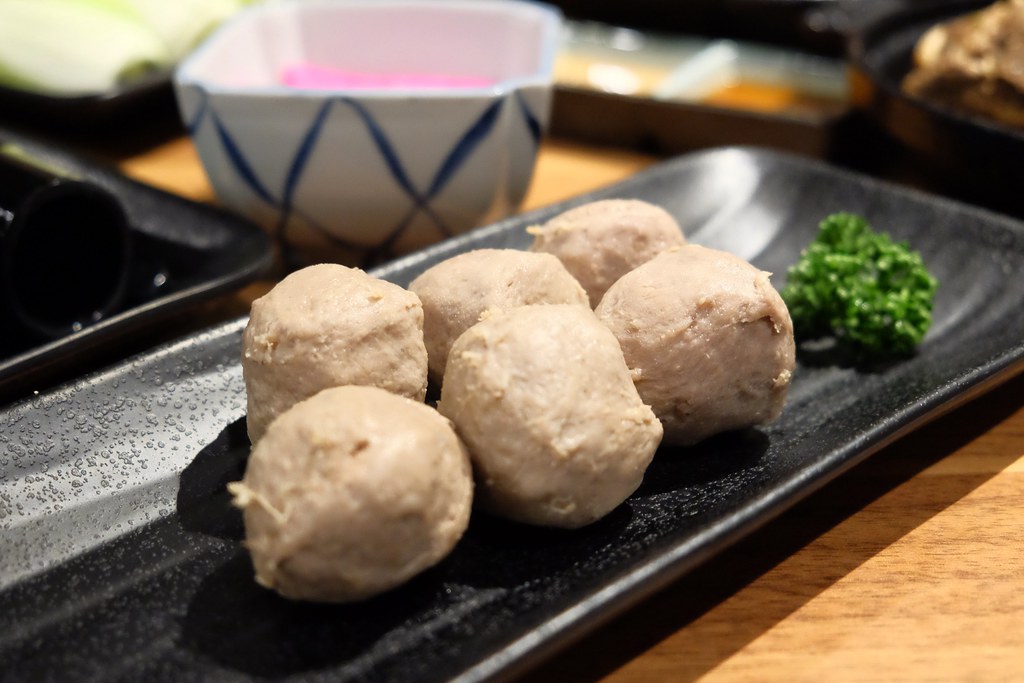 戰鼓火鍋：整尾鱸魚、燉牛骨放鍋底~創新7種湯頭讓人耳目一新！ @飛天璇的口袋