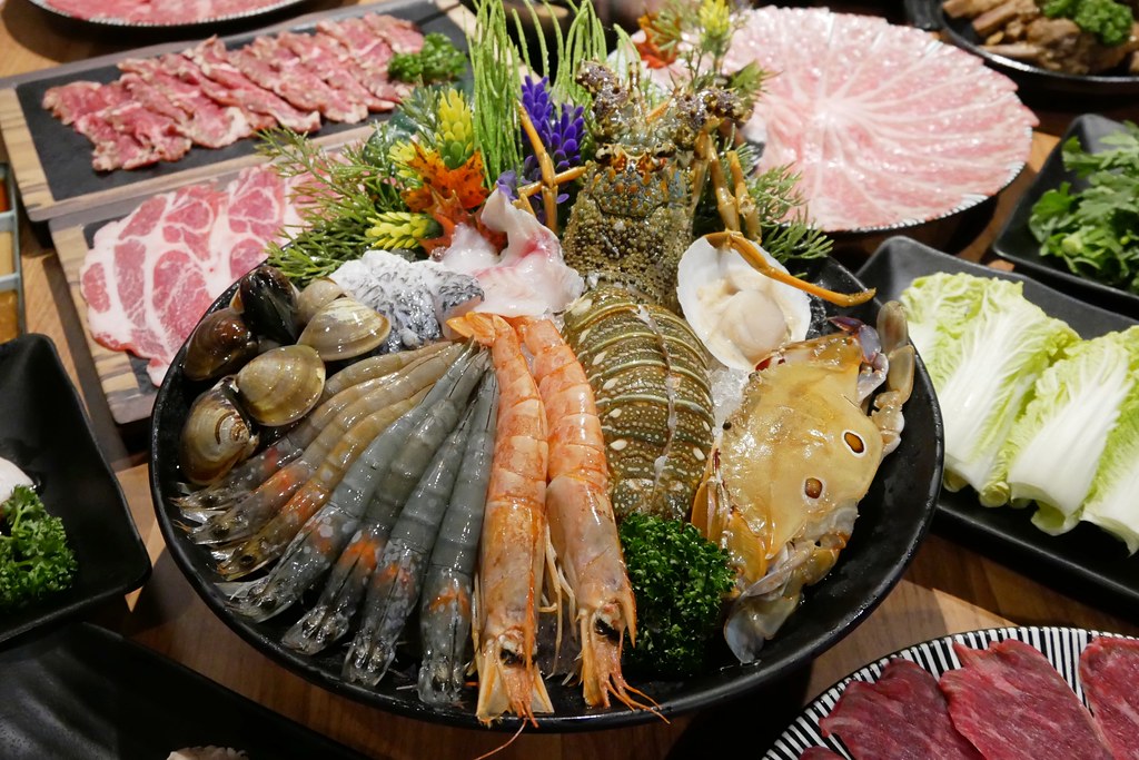 戰鼓火鍋：整尾鱸魚、燉牛骨放鍋底~創新7種湯頭讓人耳目一新！ @飛天璇的口袋