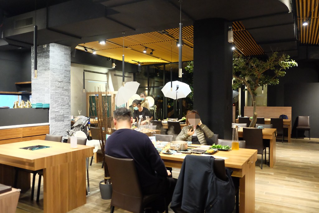 戰鼓火鍋：整尾鱸魚、燉牛骨放鍋底~創新7種湯頭讓人耳目一新！ @飛天璇的口袋