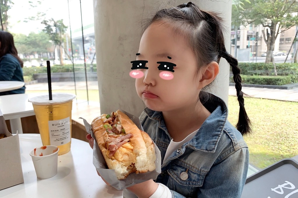 台中Bun Bun 棒棒文心森林店｜文心森林公園超唯美玻璃落地窗，創意潛水艇堡多種吃法早午餐推薦 @飛天璇的口袋