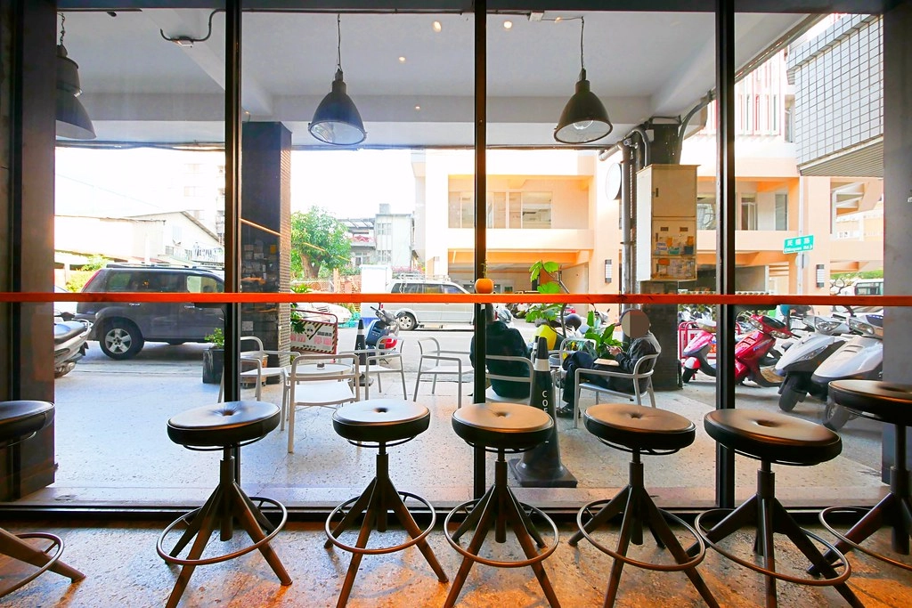 Coffee Stopover Black：Big 7 Travel選為”台灣25間最佳咖啡館”，台中個性化文青風的專業咖啡館 @飛天璇的口袋