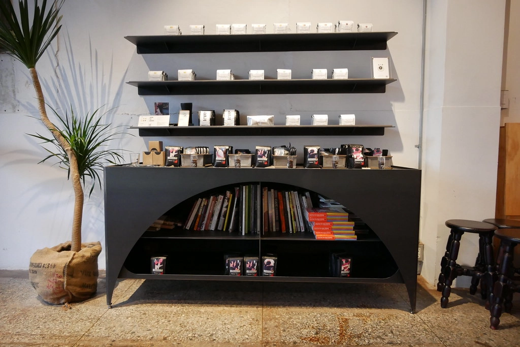 Coffee Stopover Black：Big 7 Travel選為”台灣25間最佳咖啡館”，台中個性化文青風的專業咖啡館 @飛天璇的口袋