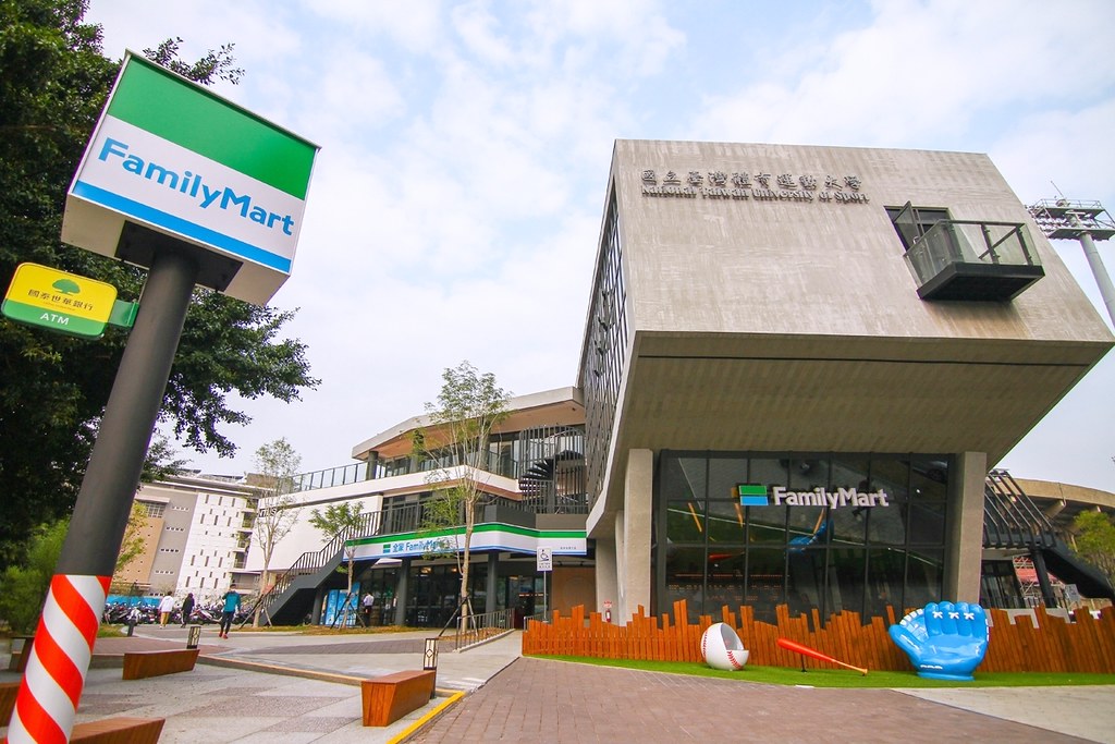 台中體育大學全家便利商店！以棒球為主題的全家便利商店，可愛又好拍，抹茶霜淇淋新上市~ @飛天璇的口袋