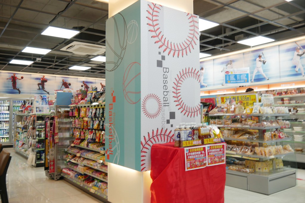 台中體育大學全家便利商店！以棒球為主題的全家便利商店，可愛又好拍，抹茶霜淇淋新上市~ @飛天璇的口袋
