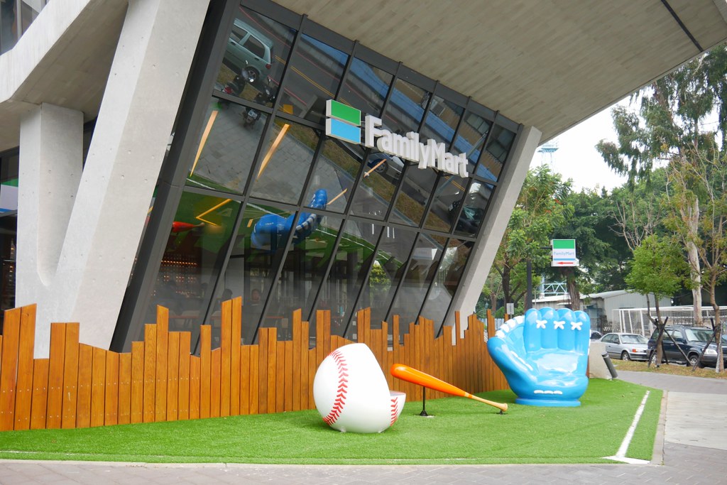 台中體育大學全家便利商店！以棒球為主題的全家便利商店，可愛又好拍，抹茶霜淇淋新上市~ @飛天璇的口袋