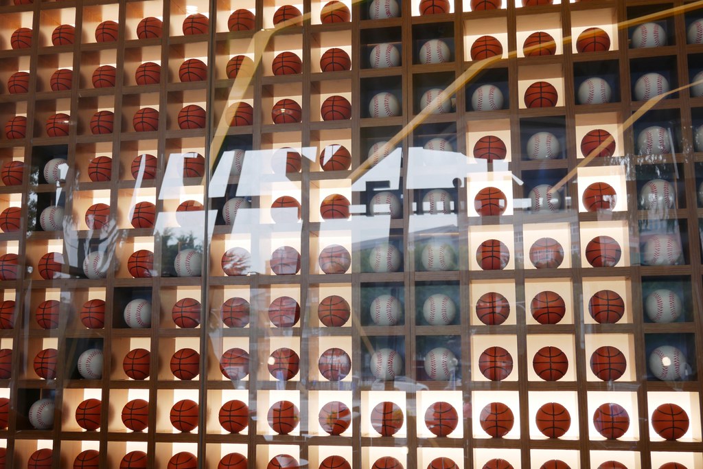 台中體育大學全家便利商店！以棒球為主題的全家便利商店，可愛又好拍，抹茶霜淇淋新上市~ @飛天璇的口袋