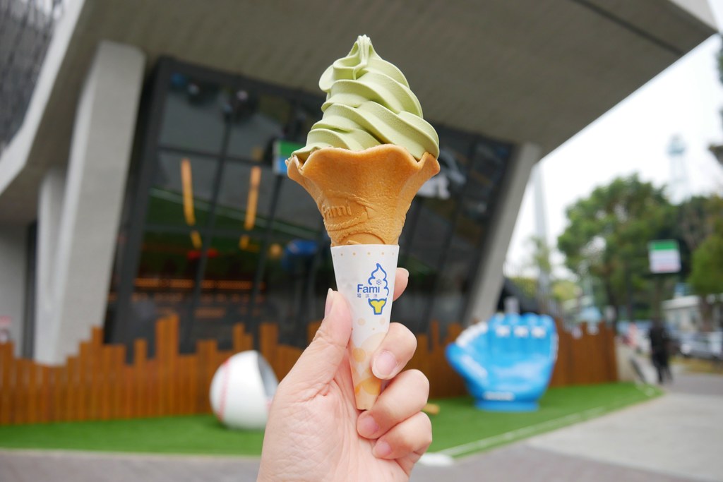 台中體育大學全家便利商店！以棒球為主題的全家便利商店，可愛又好拍，抹茶霜淇淋新上市~ @飛天璇的口袋