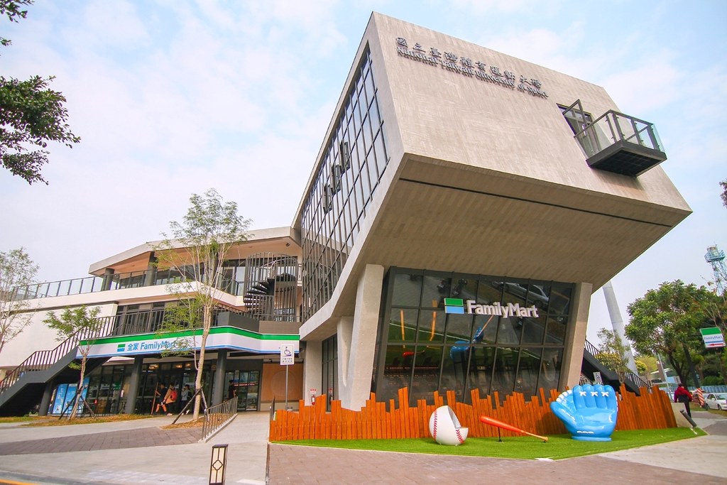 台中體育大學全家便利商店！以棒球為主題的全家便利商店，可愛又好拍，抹茶霜淇淋新上市~ @飛天璇的口袋