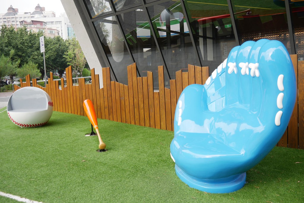 台中體育大學全家便利商店！以棒球為主題的全家便利商店，可愛又好拍，抹茶霜淇淋新上市~ @飛天璇的口袋