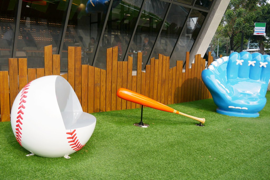 台中體育大學全家便利商店！以棒球為主題的全家便利商店，可愛又好拍，抹茶霜淇淋新上市~ @飛天璇的口袋