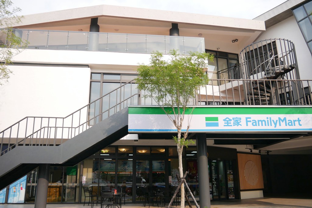 台中體育大學全家便利商店！以棒球為主題的全家便利商店，可愛又好拍，抹茶霜淇淋新上市~ @飛天璇的口袋