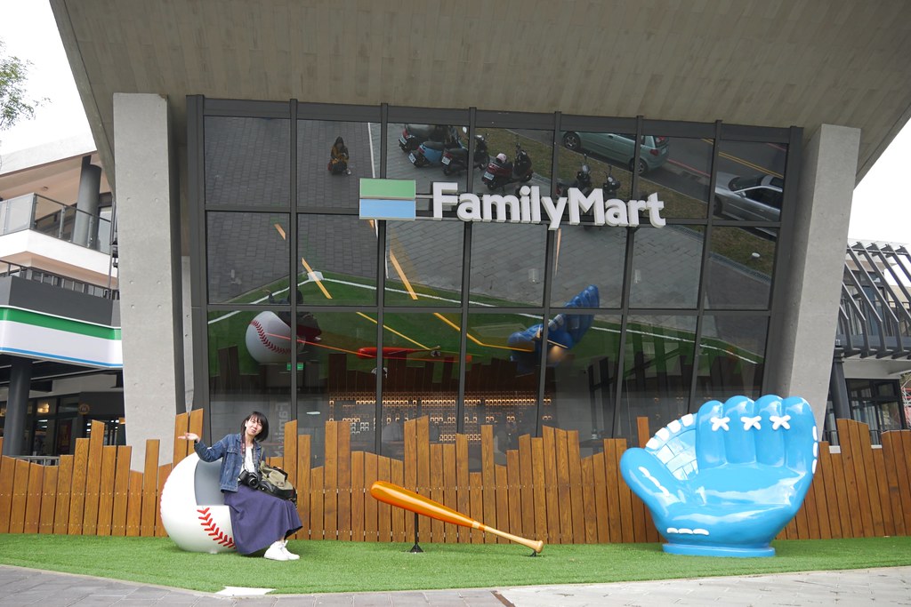 台中體育大學全家便利商店！以棒球為主題的全家便利商店，可愛又好拍，抹茶霜淇淋新上市~ @飛天璇的口袋