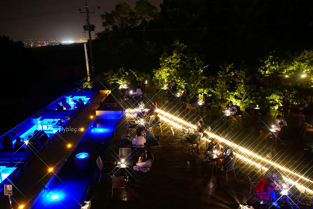 台中沙鹿｜黑森林景觀咖啡．玻璃教堂結合清水模建築，鄰近大肚山都會公園夜景餐廳 @飛天璇的口袋