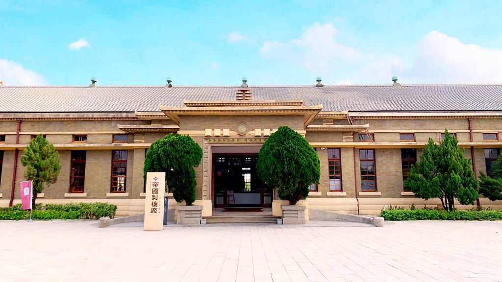 台中東區｜湧泉公園．帝國製糖廠6公頃湖濱公園，歷史古蹟變得很悠閒 @飛天璇的口袋