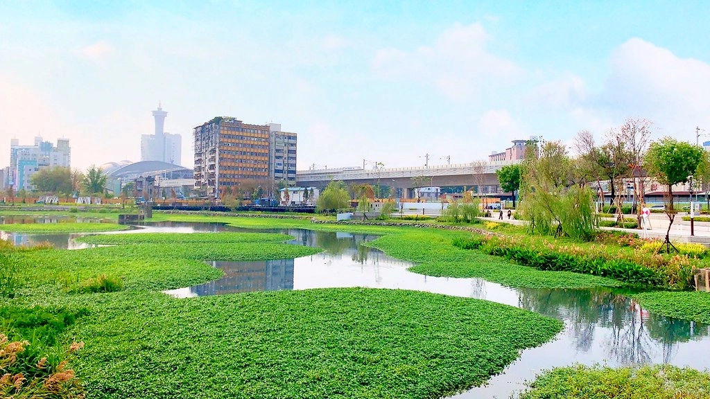 台中東區｜湧泉公園．帝國製糖廠6公頃湖濱公園，歷史古蹟變得很悠閒 @飛天璇的口袋