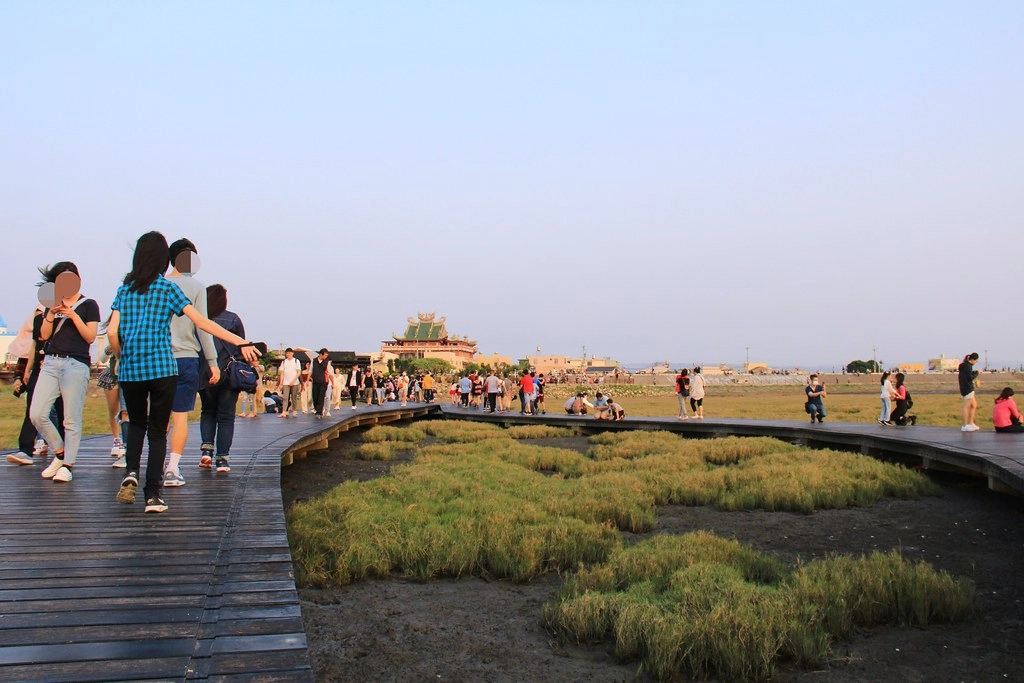 台中清水｜高美溼地，日本人一生必遊一次的景點，全球六大絕美天空之鏡 @飛天璇的口袋