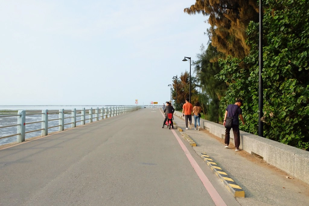 台中清水｜高美溼地，日本人一生必遊一次的景點，全球六大絕美天空之鏡 @飛天璇的口袋