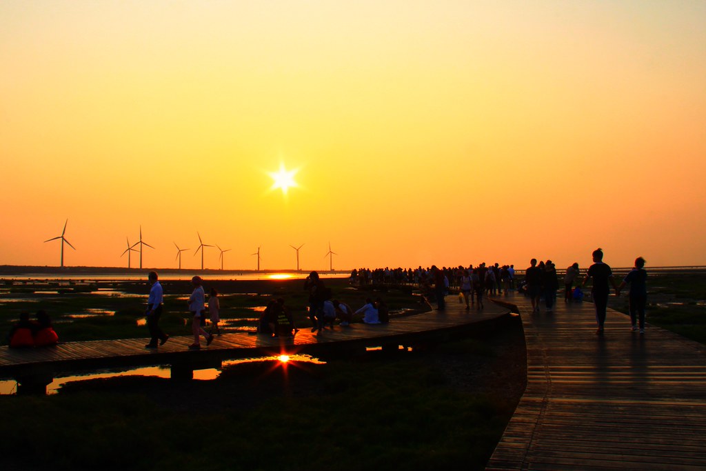 台中清水｜高美溼地，日本人一生必遊一次的景點，全球六大絕美天空之鏡 @飛天璇的口袋