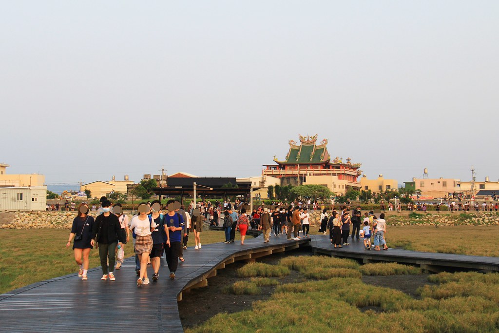 台中清水｜高美溼地，日本人一生必遊一次的景點，全球六大絕美天空之鏡 @飛天璇的口袋