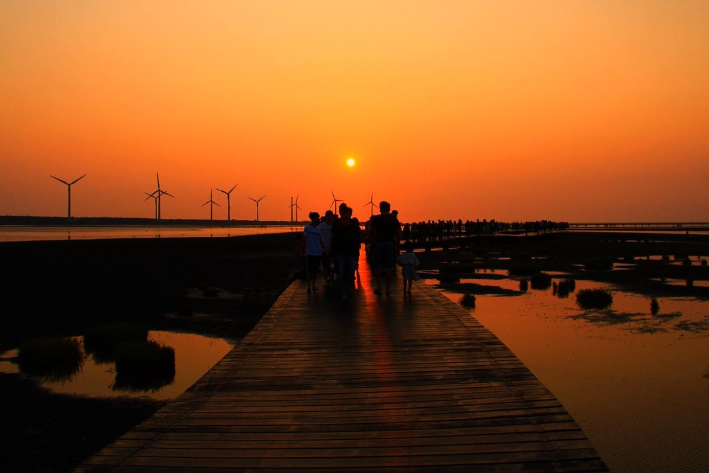 台中清水｜高美溼地，日本人一生必遊一次的景點，全球六大絕美天空之鏡 @飛天璇的口袋